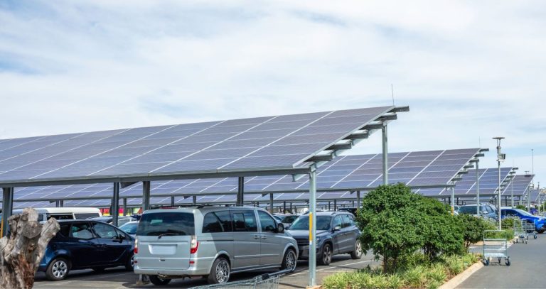 découvrez tout sur la loi photovoltaïque en france : ses objectifs, ses avantages pour les producteurs d'énergie solaire et son impact sur la transition énergétique. informez-vous sur les dernières réglementations et incitations financières pour investir dans le photovoltaïque.