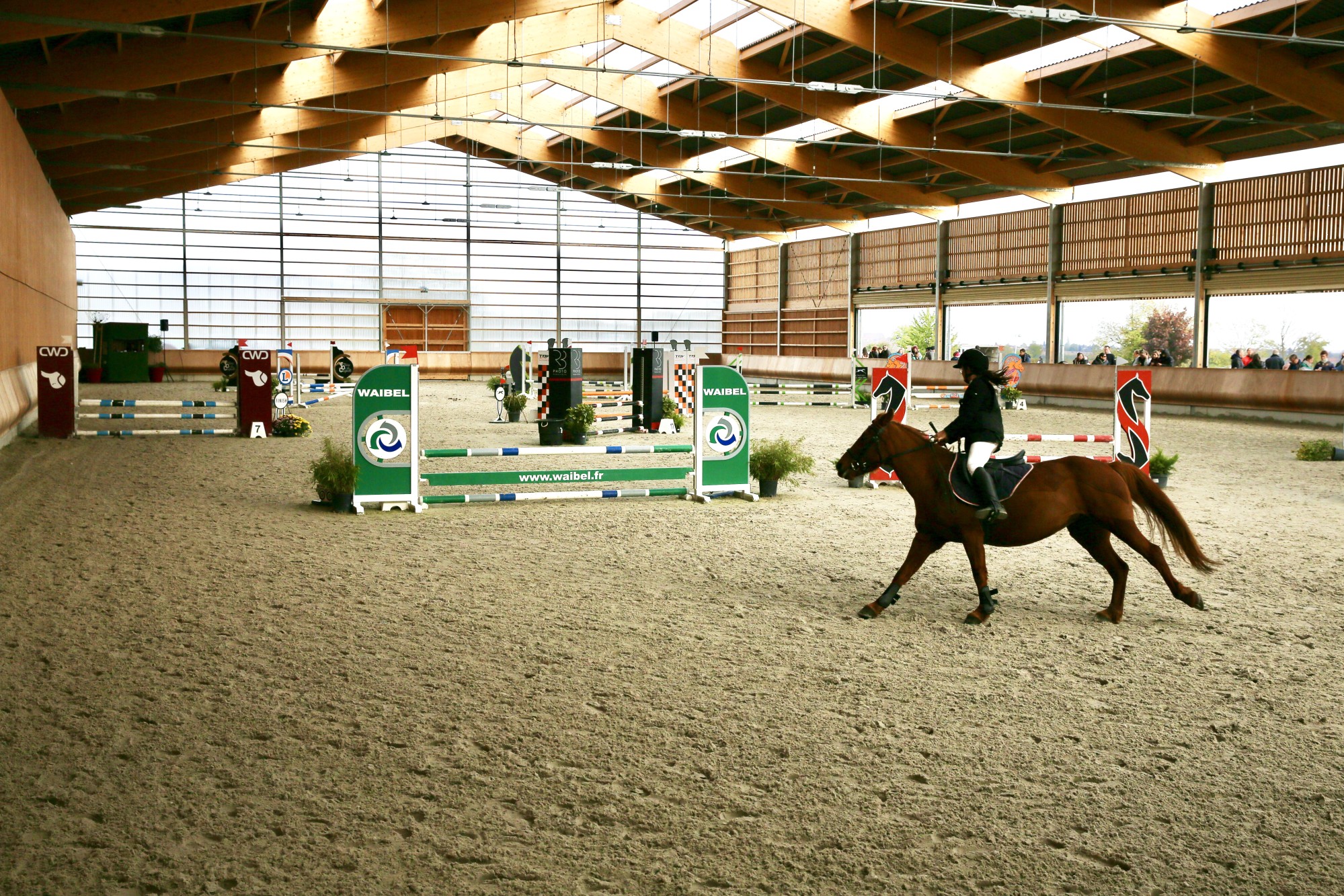 découvrez notre manège équestre gratuit, un espace dédié aux passionnés d'équitation de tous niveaux. profitez de séances d'entraînement, de balades à cheval et d'activités ludiques dans un cadre naturel exceptionnel. rejoignez-nous pour partager votre amour des chevaux sans aucun coût.