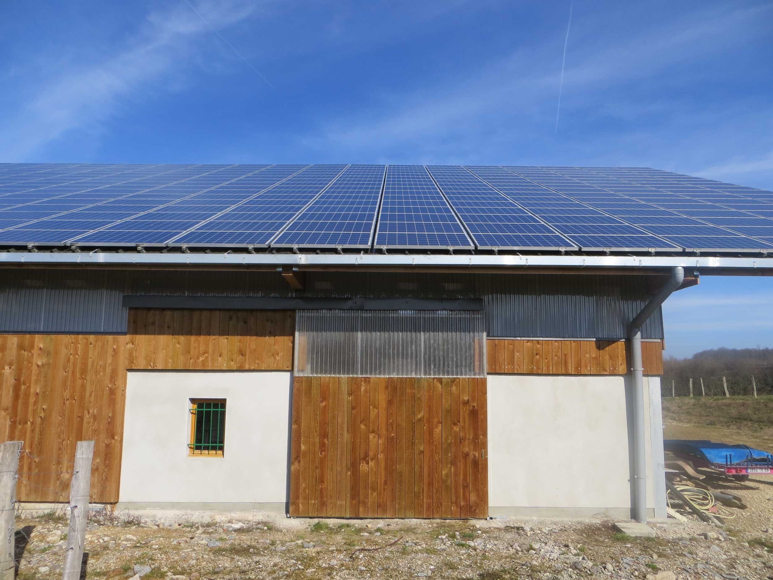 découvrez notre manège équestre solaire, un espace innovant et respectueux de l'environnement dédié aux passionnés d'équitation. profitez d'une lumière naturelle optimale et d'une ambiance chaleureuse tout en prenant soin de la planète. idéal pour les cours, les entraînements et les spectacles équestres.