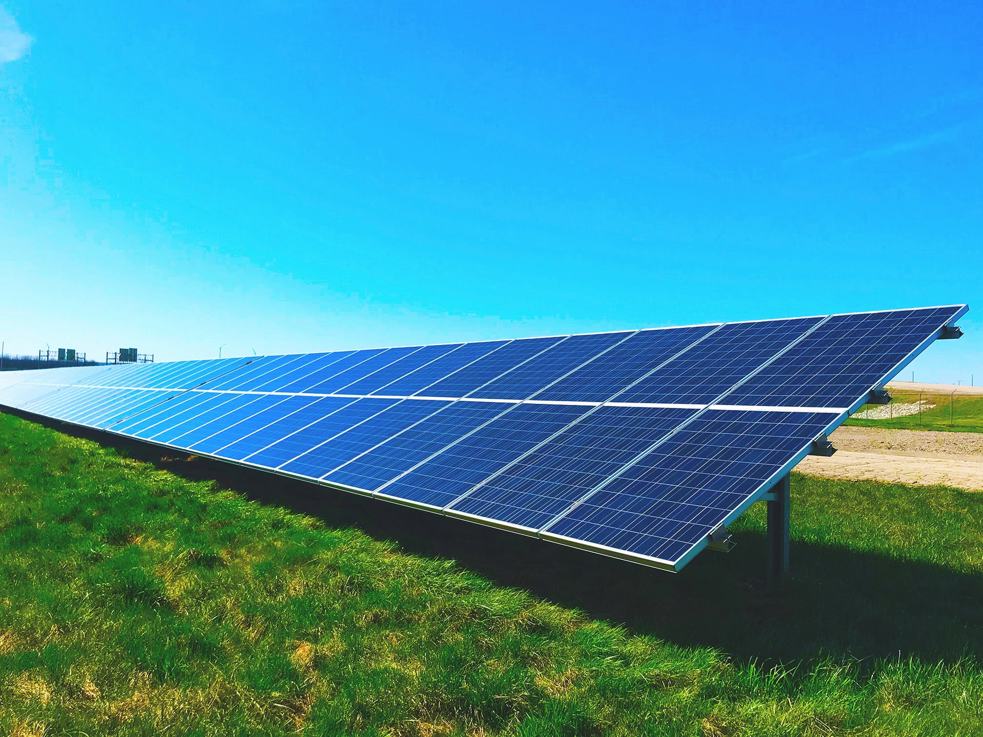 découvrez notre sélection des meilleurs panneaux solaires disponibles sur le marché. optimisez votre consommation d'énergie et faites des économies tout en préservant l'environnement grâce à des solutions photovoltaïques de qualité. que vous soyez un particulier ou un professionnel, trouvez le panneau solaire adapté à vos besoins.