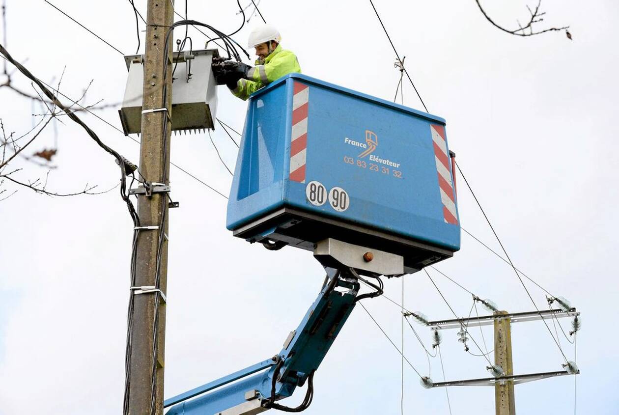 découvrez tout ce que vous devez savoir sur les micro-coupures : causes, conséquences et solutions pour protéger vos appareils électroniques et garantir une alimentation électrique fiable.