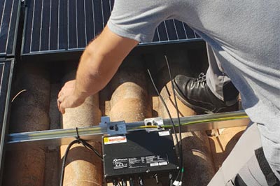 découvrez les différences entre les micro-onduleurs aps et enphase. comparez leurs performances, fiabilité et fonctionnalités pour optimiser votre installation photovoltaïque. faites le choix idéal pour maximiser votre production d'énergie solaire.