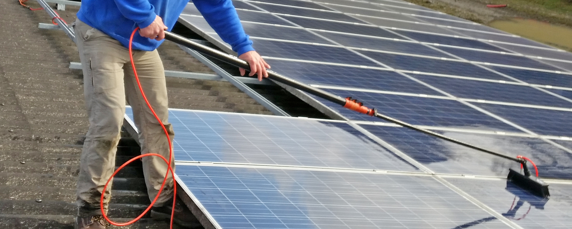 découvrez l'importance du nettoyage des panneaux photovoltaïques pour optimiser leur efficacité et prolonger leur durée de vie. profitez d'un service professionnel et adapté à vos besoins pour garantir une performance optimale de votre installation solaire.