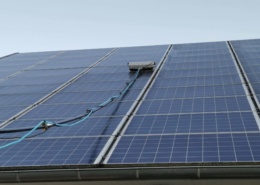 découvrez l'importance du nettoyage des panneaux photovoltaïques pour optimiser leur efficacité et prolonger leur durée de vie. apprenez les meilleures pratiques et techniques pour maintenir vos installations solaires en parfait état.