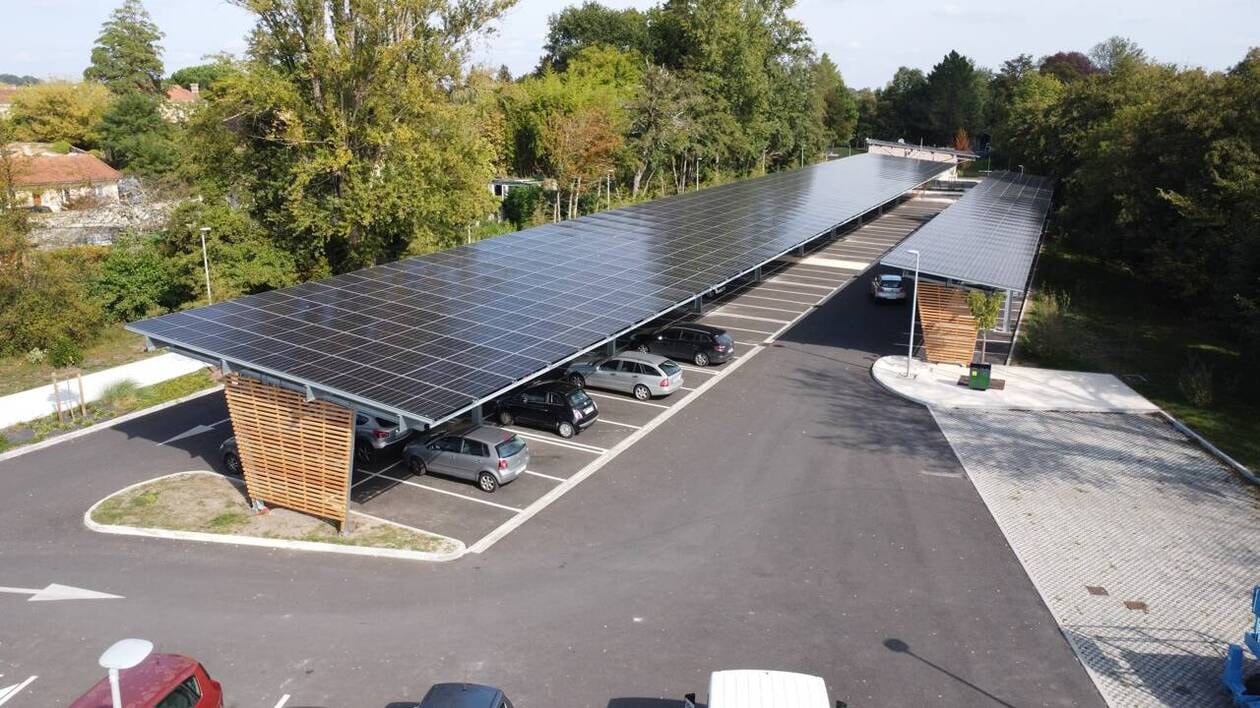 découvrez les avantages des ombrières photovoltaïques, une solution innovante qui allie protection contre les intempéries et production d'énergie renouvelable. idéales pour optimiser l'espace de stationnement, ces structures écologiques contribuent à réduire votre empreinte carbone tout en générant des économies d'énergie.