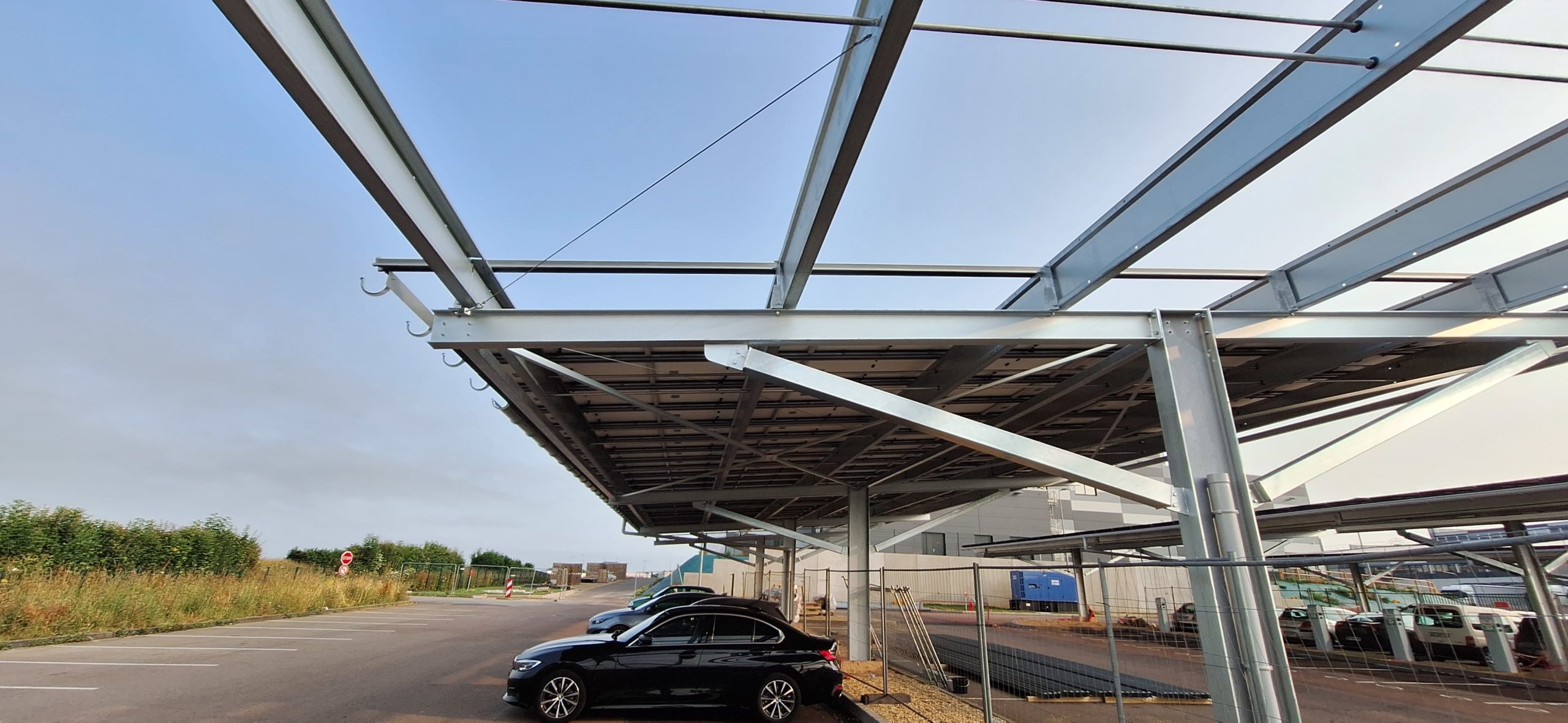 découvrez la définition de l'ombrière photovoltaïque, une installation innovante qui combine protection contre le soleil et production d'énergie renouvelable grâce à des panneaux solaires. explorez ses avantages, son fonctionnement et son impact sur l'environnement.