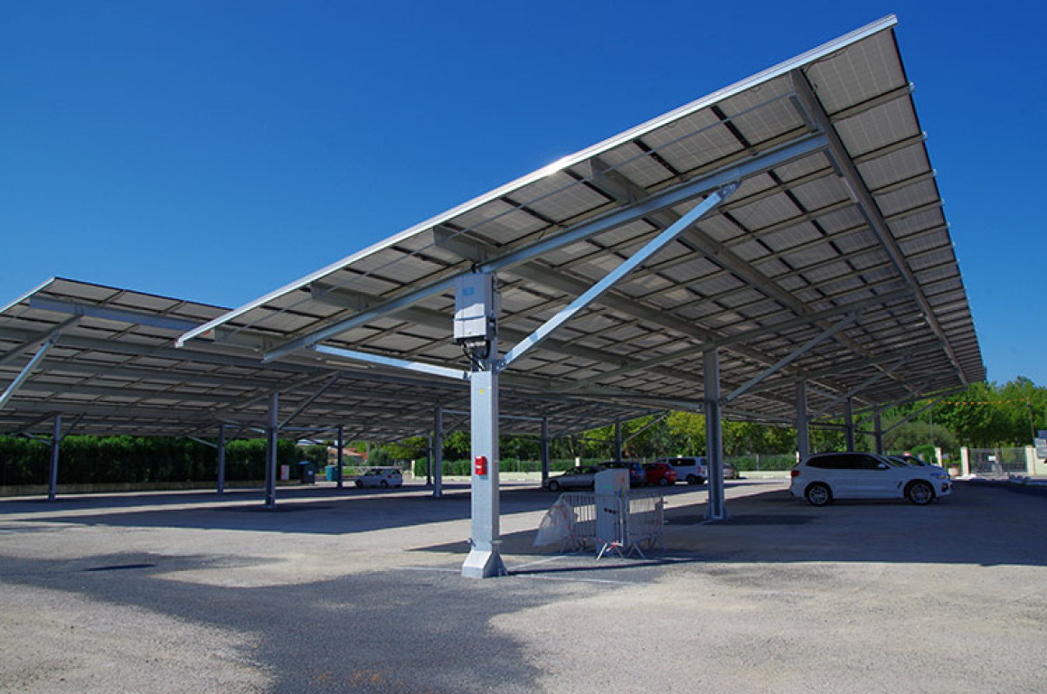 découvrez les avantages des ombrières photovoltaïques, une solution innovante pour générer de l'énergie solaire tout en optimisant l'espace de stationnement. idéales pour les collectivités et les entreprises, elles offrent protection contre les intempéries et soutiennent la transition énergétique.