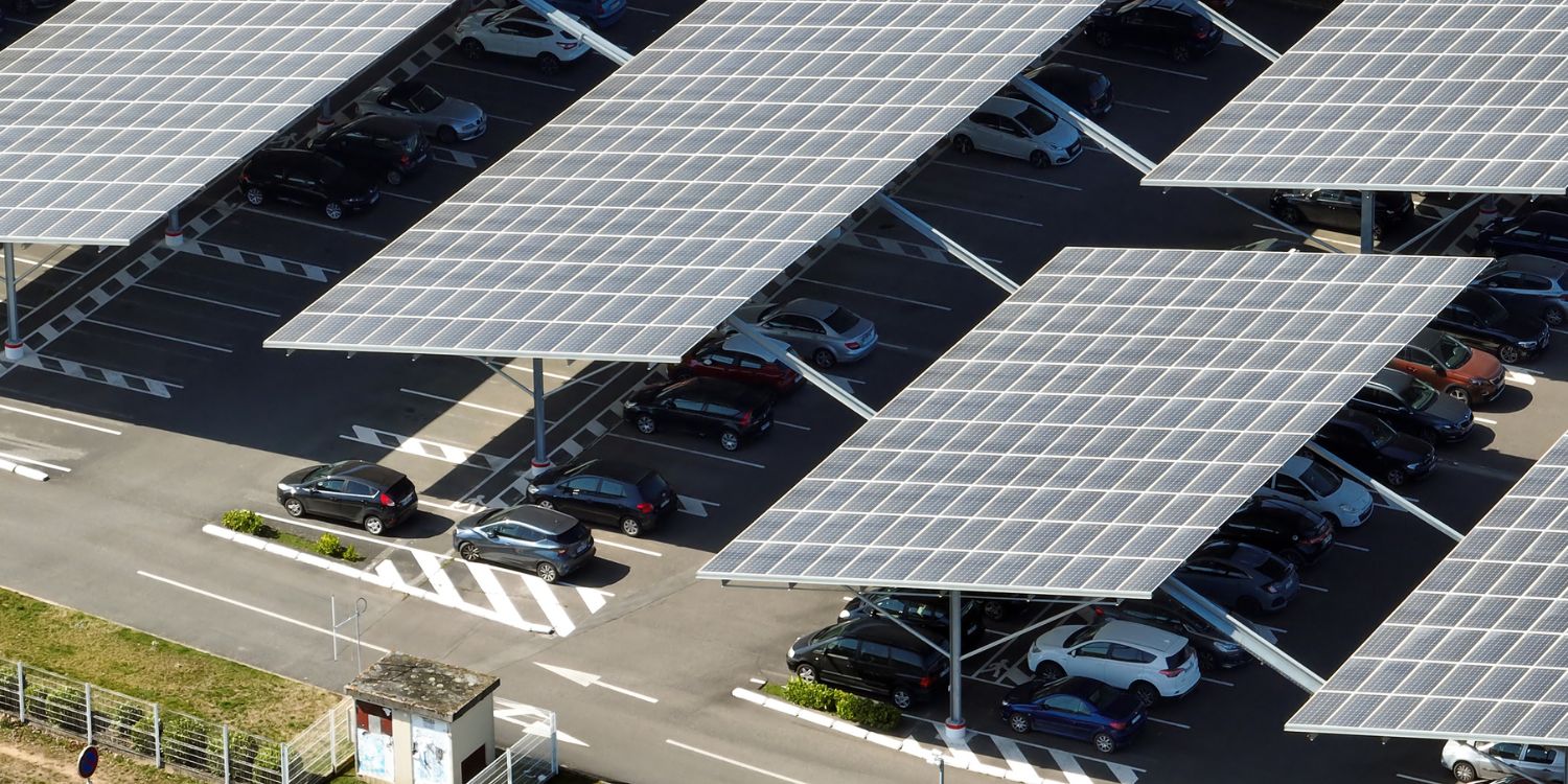 découvrez les avantages des ombrières photovoltaïques, une solution innovante alliant protection et production d'énergie solaire. transformez vos espaces extérieurs en sources d'énergie renouvelable tout en offrant de l'ombre et du confort.