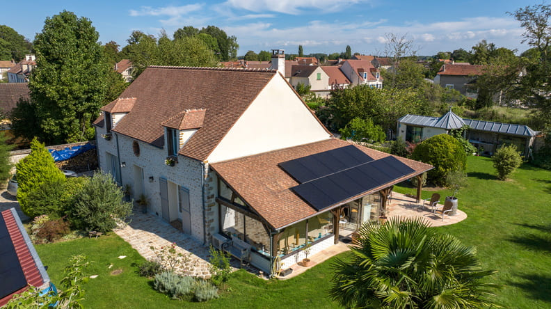 découvrez les panneaux solaires effy, une solution durable et performante pour produire votre propre électricité. profitez d'une énergie renouvelable tout en réduisant votre empreinte carbone. optez pour l'innovation et l'efficacité énergétique avec effy.