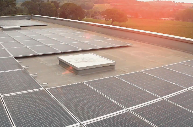 découvrez les enjeux et les risques liés à l'installation de panneaux solaires illégaux. informez-vous sur la législation en matière d'énergie renouvelable et les conséquences environnementales et juridiques de ces pratiques.