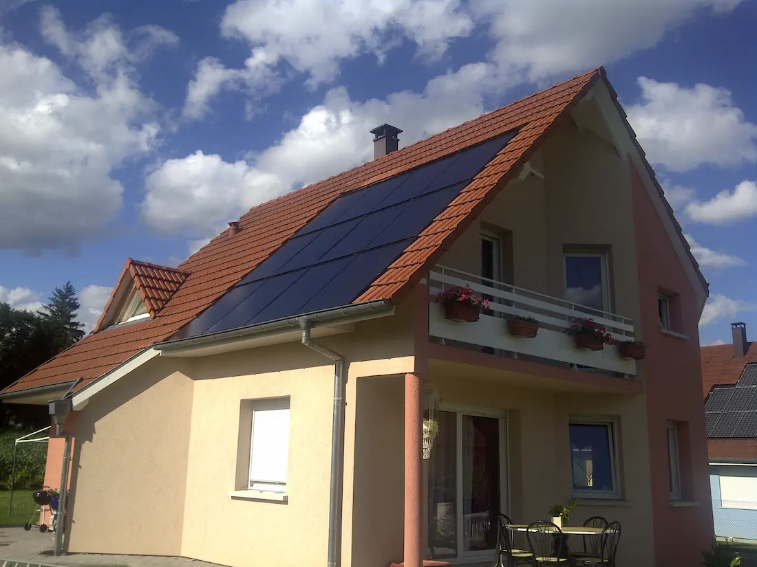 découvrez les panneaux solaires à lyon : une solution écologique et économique pour produire votre propre électricité. optez pour une installation personnalisée et bénéficiez d'une énergie durable tout en réduisant vos factures d'électricité.