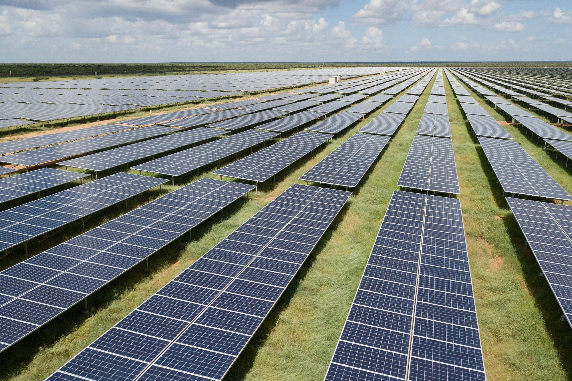 découvrez les avantages des panneaux solaires pour l'orientation ouest : une solution écologique et économique pour maximiser votre production d'énergie. optez pour une installation adaptée à votre maison et réduisez vos factures d'électricité tout en préservant l'environnement.