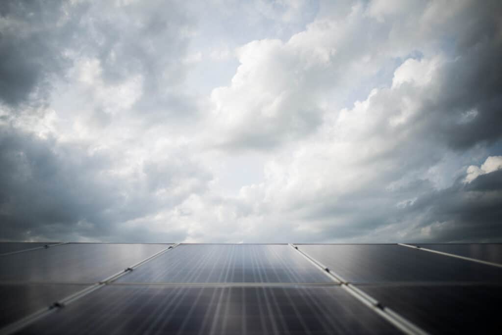 découvrez comment les panneaux solaires fonctionnent même par temps couvert. apprenez à maximiser votre production d'énergie solaire, quelles sont les meilleures pratiques et comment surmonter les défis liés aux conditions météorologiques. optimisez votre investissement dans l'énergie renouvelable avec nos conseils d'experts.