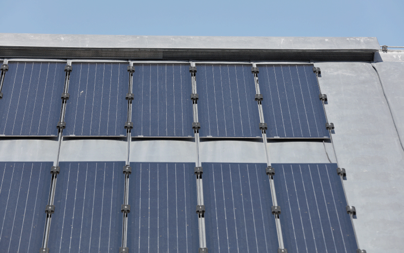 découvrez les avantages des panneaux solaires sur un toit en zinc : une solution durable et esthétique pour produire votre propre énergie renouvelable tout en protégeant votre habitat.