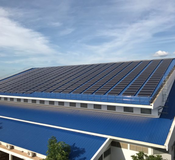 découvrez les avantages des panneaux solaires en zinc, une solution innovante et durable pour produire de l'énergie renouvelable. optimisez l'efficacité énergétique de votre maison tout en bénéficiant d'un matériau résistant et esthétique. informez-vous sur les performances et l'installation des panneaux solaires zinc.