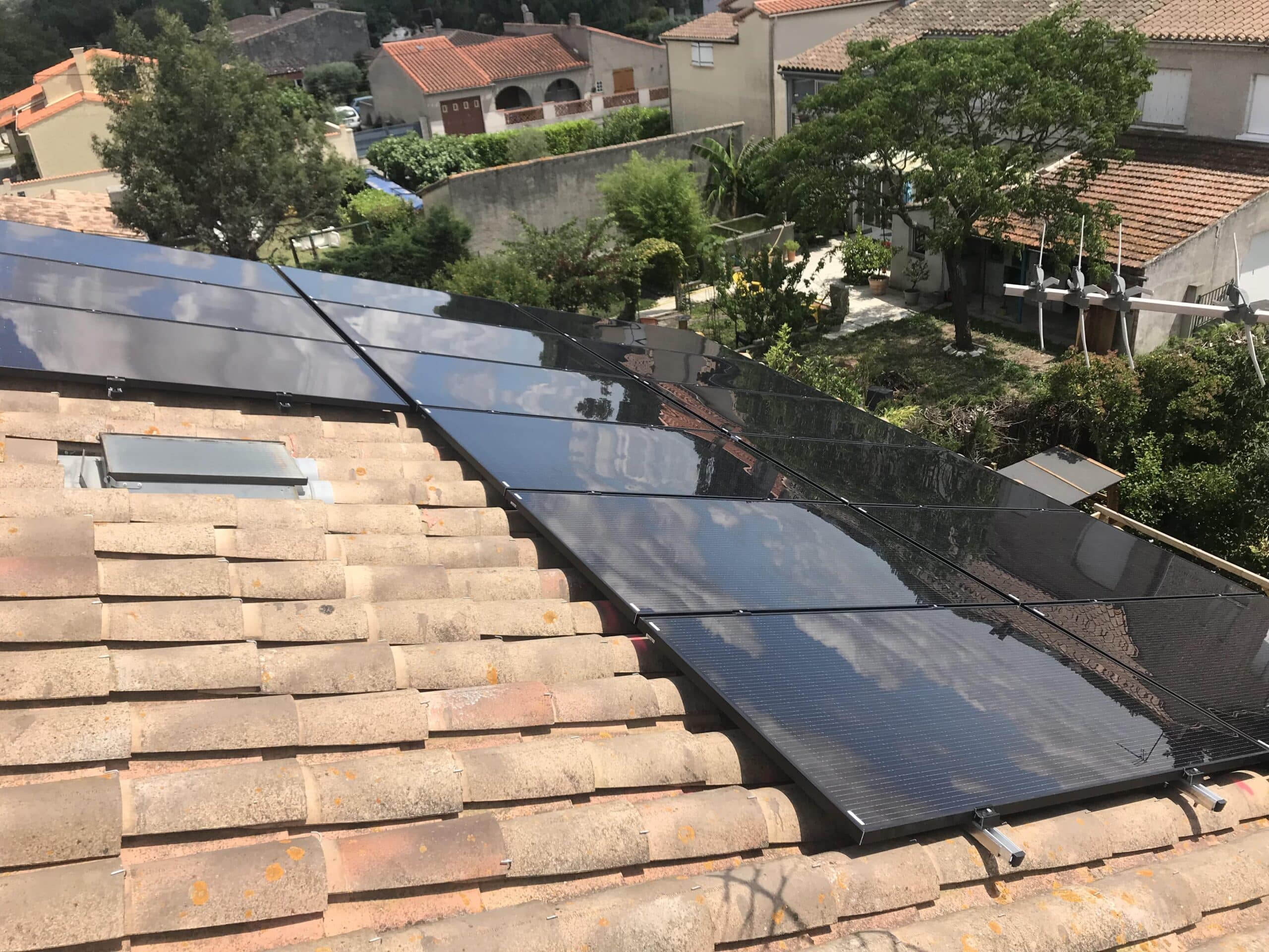 découvrez les panneaux solaires intégrés aux tuiles romanes, une solution innovante et esthétique pour rendre votre toiture à la fois éco-responsable et performante. optimisez votre consommation d'énergie tout en préservant le charme traditionnel de votre maison.