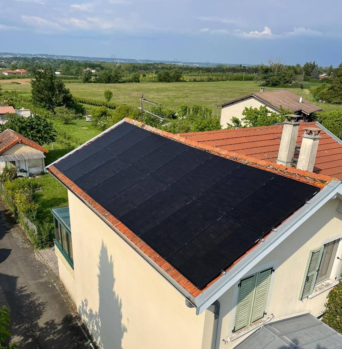 découvrez notre guide complet sur les panneaux photovoltaïques : avis d'experts, témoignages d'utilisateurs, avantages et inconvénients pour vous aider à choisir la meilleure solution d'énergie solaire.