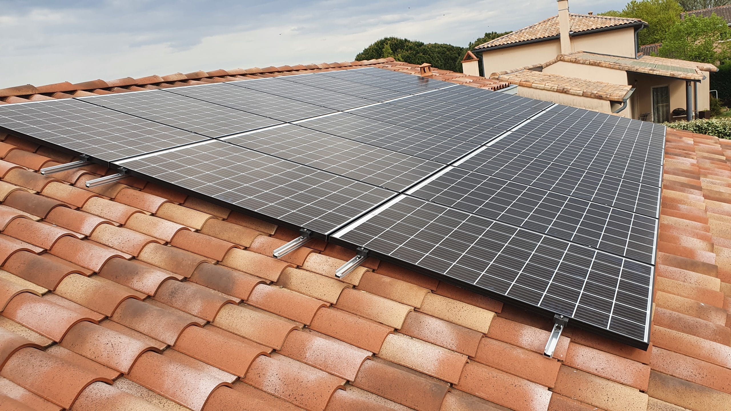 découvrez les avantages des panneaux solaires pour votre maison. profitez d'une énergie renouvelable et réduisez vos factures d'électricité tout en contribuant à la protection de l'environnement.