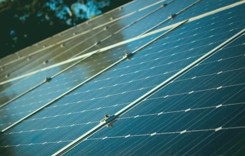 découvrez comment les panneaux solaires régulateurs optimisent la production d'énergie et garantissent un fonctionnement efficace de vos installations photovoltaïques. apprenez à choisir le régulateur adapté pour maximiser votre autonomie énergétique et réduire vos factures d'électricité.