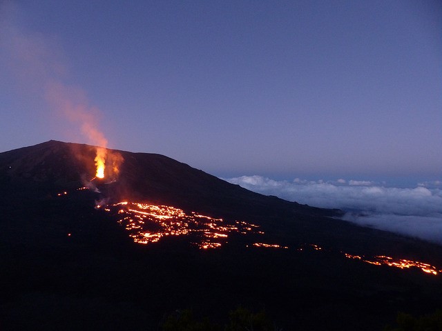 découvrez l'importance des panneaux volcaniques et leur rôle crucial dans la surveillance des éruptions. apprenez comment ces systèmes avancés contribuent à la sécurité des populations et à la compréhension des phénomènes volcaniques.