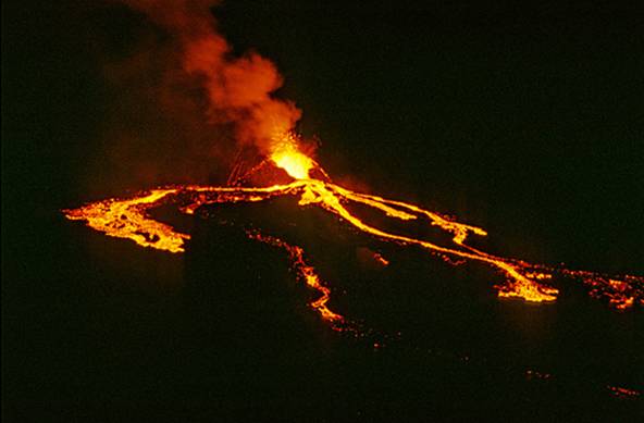 découvrez l'importance des panneaux volcaniques dans la surveillance des éruptions. apprenez comment ces dispositifs innovants aident à prévenir les catastrophes et à protéger les populations face aux dangers volcaniques.