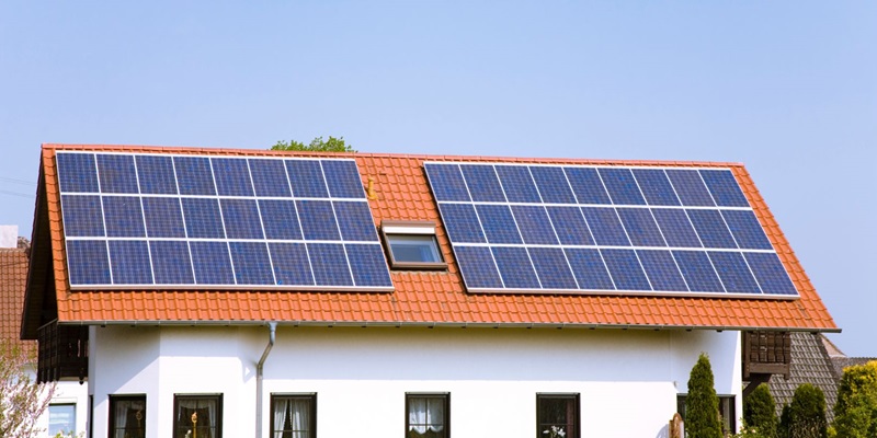 découvrez les principales causes de pannes photovoltaïques, comment les identifier et les solutions pour les résoudre afin d'assurer le bon fonctionnement de votre installation solaire.