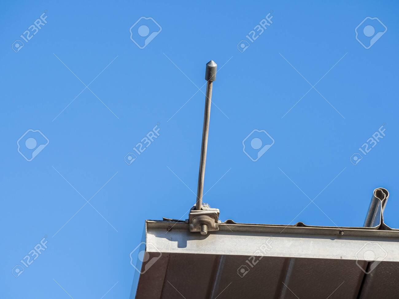 découvrez comment protéger efficacement votre maison des impacts foudroyants avec un paratonnerre. apprenez les avantages, les installations recommandées et les conseils d'experts pour assurer la sécurité de votre domicile.