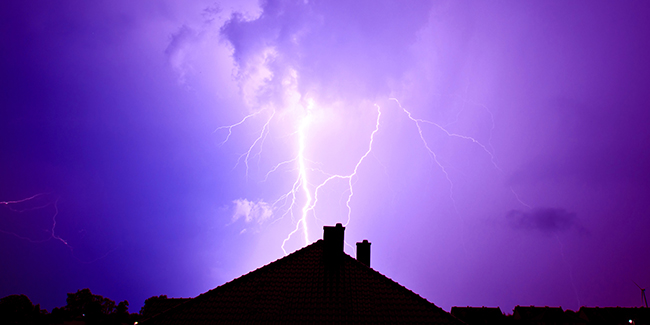 découvrez tout sur le paratonnerre : son fonctionnement, son importance pour la protection des bâtiments contre les coups de foudre et les meilleures pratiques pour son installation. assurez la sécurité de vos biens avec un système efficace !