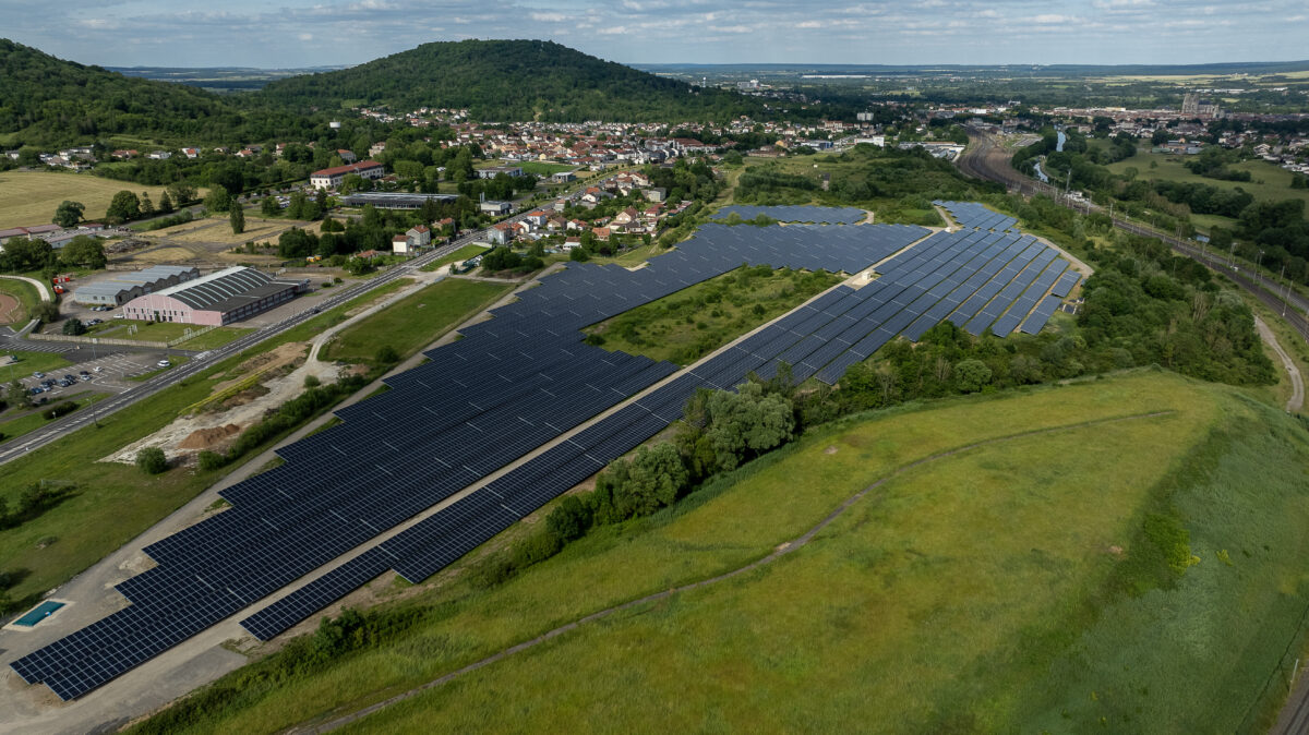 découvrez notre parc solaire au sol, une installation écologique et durable qui transforme l'énergie solaire en électricité renouvelable. participez à la transition énergétique tout en préservant notre planète.