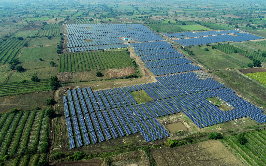 découvrez l'énergie renouvelable avec notre parc solaire au sol, un projet écologique dédié à la production d'électricité verte. optimisant l'espace naturel, ce parc alimente des milliers de foyers tout en préservant l'environnement.