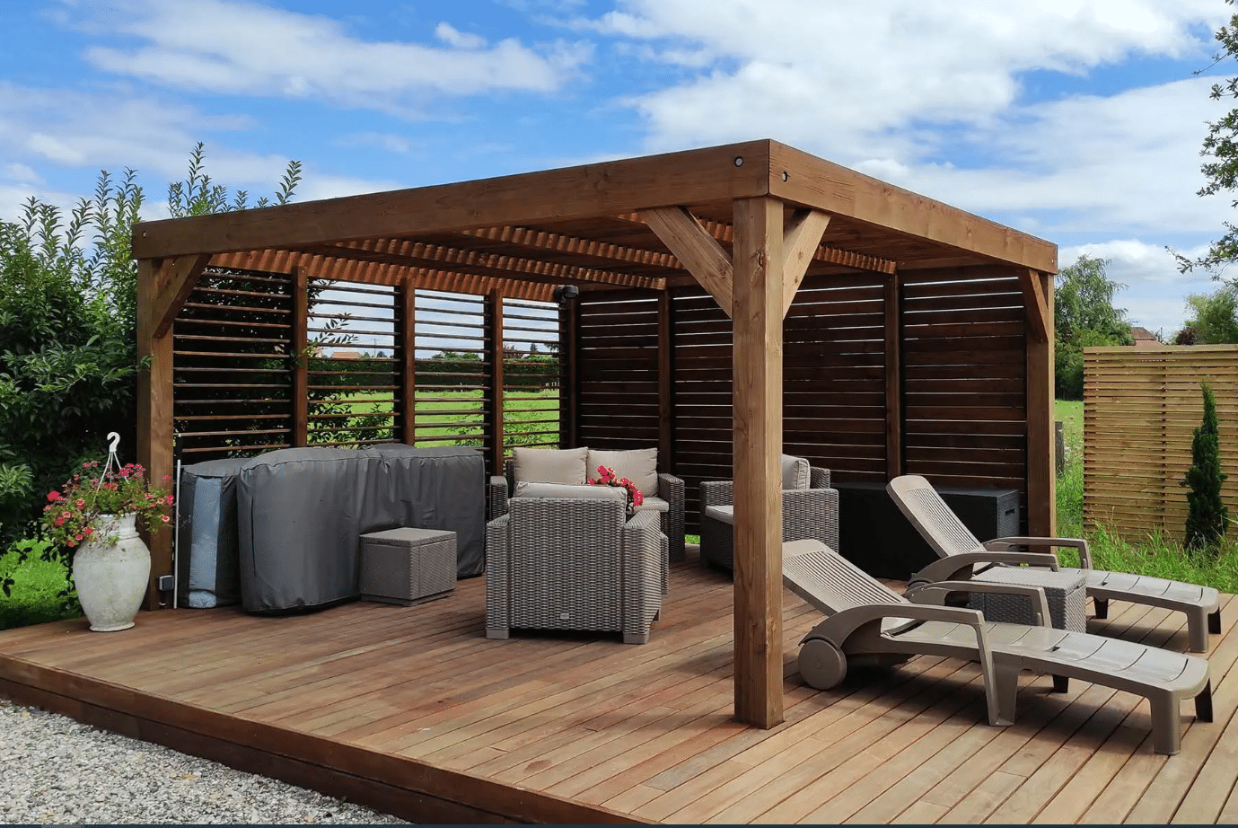 découvrez la pergola solaire, une solution innovante alliant confort et design pour votre espace extérieur. profitez d'une ombre agréable tout en exploitant l'énergie solaire, idéale pour les repas en plein air et les moments de détente.