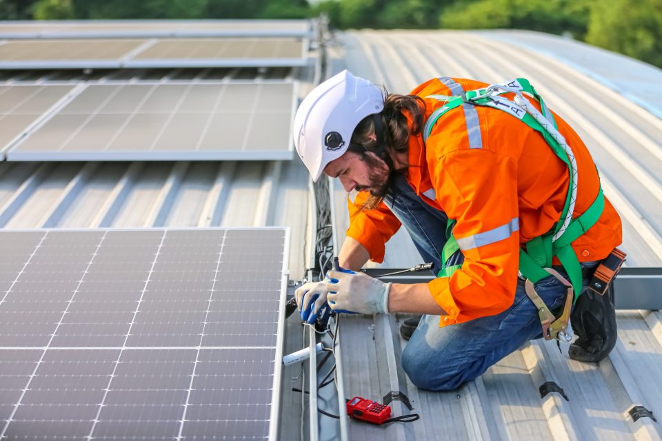 découvrez le potentiel de l'énergie photovoltaïque pour une transition énergétique durable. explorez les avantages des panneaux solaires, leur installation, et comment ils peuvent réduire vos factures d'électricité tout en protégeant l'environnement.