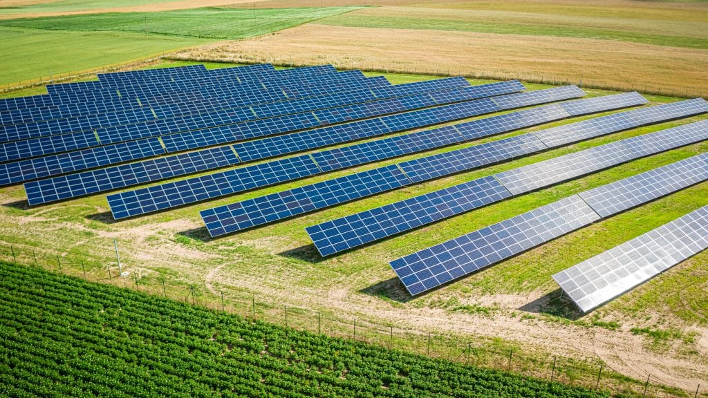 découvrez les avantages du photovoltaïque, une source d'énergie renouvelable qui transforme la lumière du soleil en électricité. informez-vous sur les technologies, les économies d'énergie et l'impact environnemental positif de l'énergie solaire pour un avenir durable.