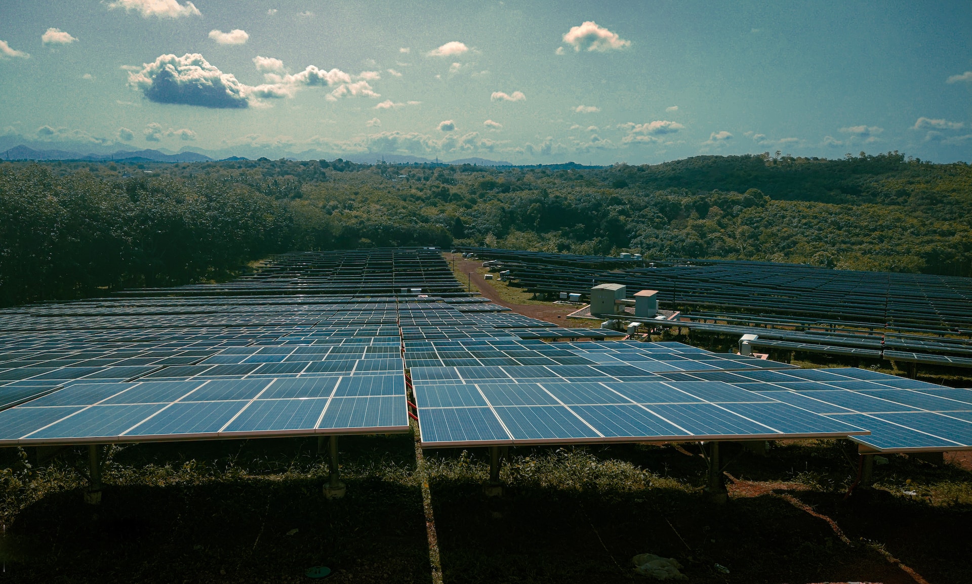 découvrez les avantages de l'énergie photovoltaïque pour une transition écologique réussie. apprenez comment les panneaux solaires transforment la lumière du soleil en électricité durable et contribuent à réduire votre facture énergétique tout en préservant l'environnement.