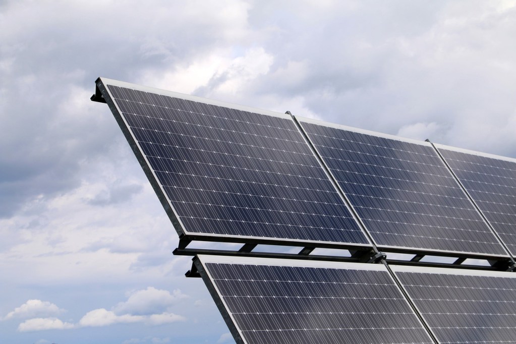 découvrez l'énergie photovoltaïque, une solution durable et innovante pour produire de l'électricité grâce au soleil. informez-vous sur les avantages, les technologies disponibles et les moyens de passer à l'énergie solaire pour un avenir plus vert.