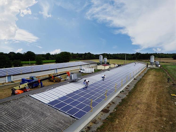 découvrez le photovoltaïque collectif : une solution d'énergie durable qui permet à plusieurs utilisateurs de bénéficier de l'énergie solaire. ce système innovant optimise la production d'électricité renouvelable tout en réduisant les coûts pour les participants. engagez-vous pour un avenir plus vert et solidaire avec le photovoltaïque collectif.