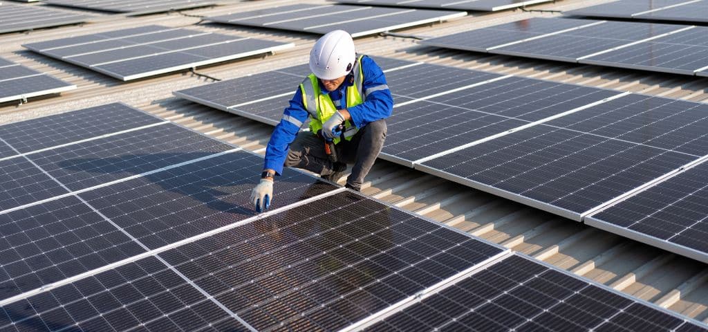 découvrez tout sur les panneaux photovoltaïques : leur fonctionnement, avantages, et comment ils contribuent à la transition énergétique en produisant une électricité propre et durable.