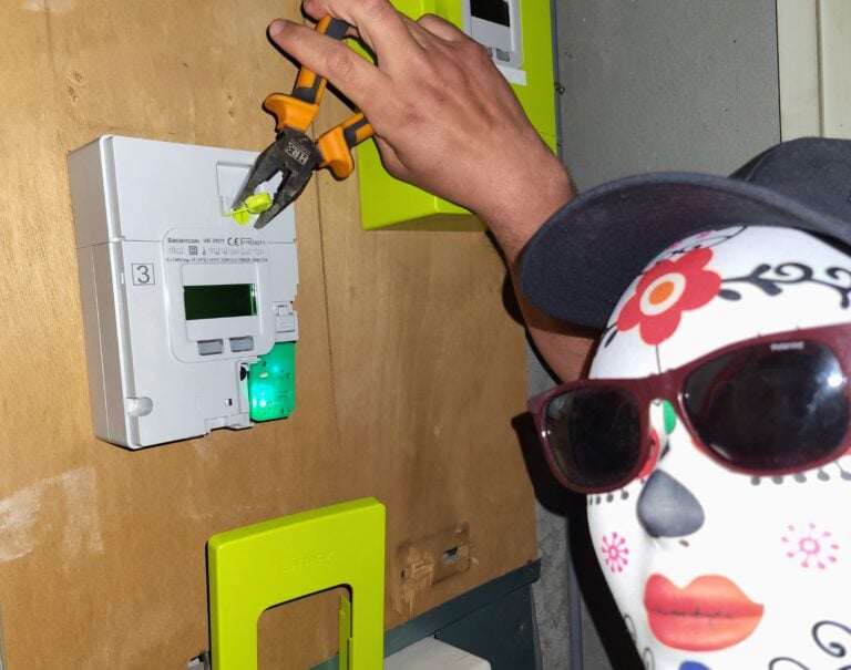 découvrez les dangers et les conséquences juridiques du piratage de votre compteur linky. informez-vous sur les enjeux de la sécurité énergétique et les alternatives légales pour réduire vos factures d'électricité.