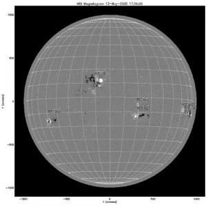 découvrez les mystères de la polarité solaire, un phénomène fascinant influençant notre soleil et son impact sur le système solaire. apprenez comment les inversions magnétiques du soleil affectent le climat terrestre et les technologies modernes, tout en plongeant dans les recherches scientifiques les plus récentes sur ce sujet captivant.