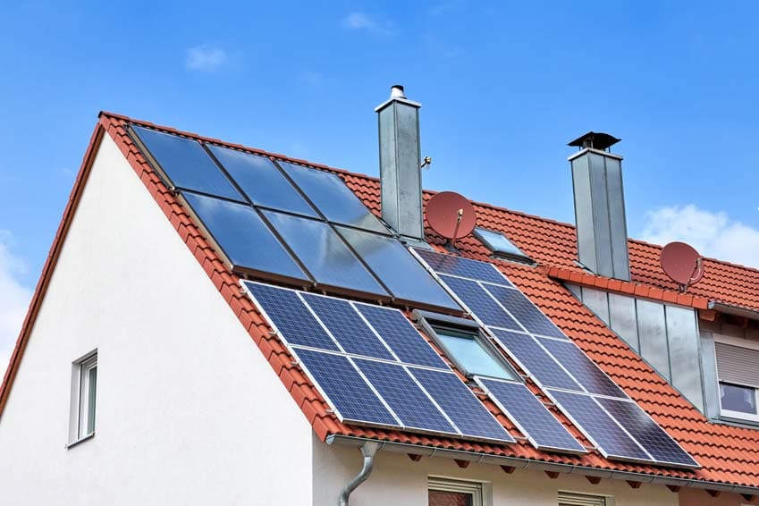 découvrez l'impact de la pollution sur les panneaux solaires, les défis écologiques associés à leur production et leur recyclage, ainsi que les solutions pour minimiser leur empreinte environnementale tout en maximisant leur efficacité.