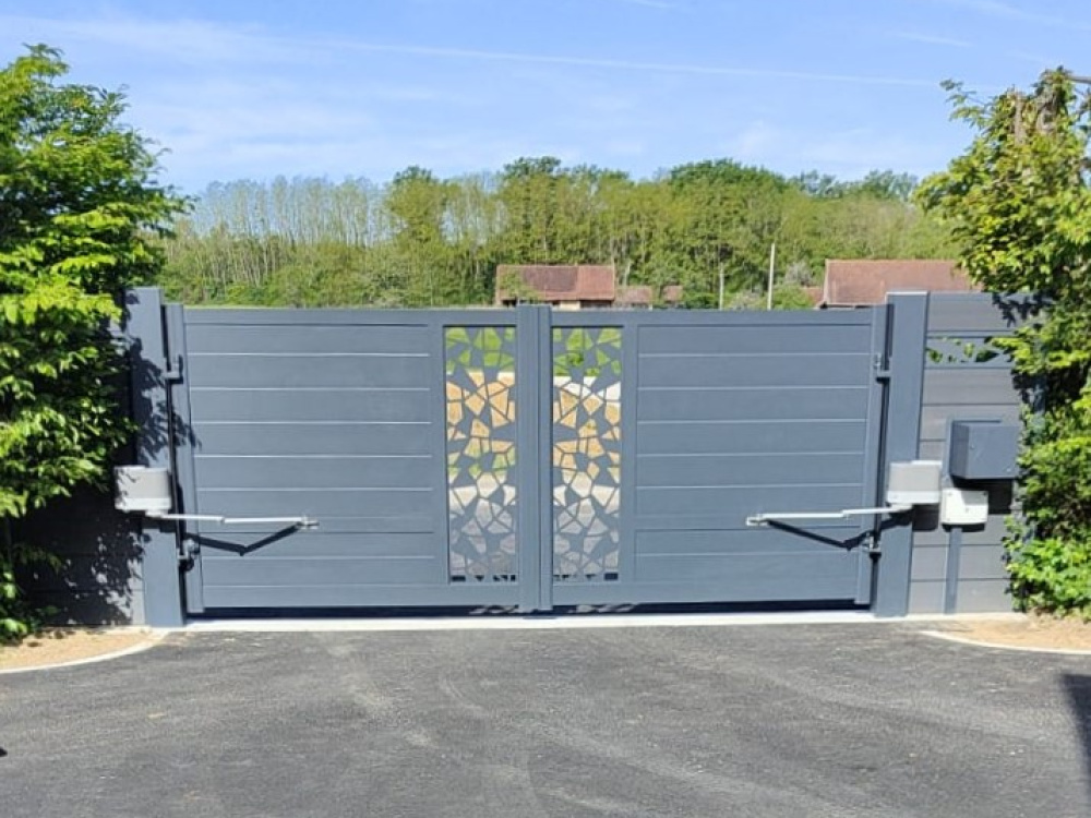 découvrez notre portail ensoleillé, un espace accueillant et lumineux qui transforme votre jardin en un havre de paix. profitez de chaque rayon de soleil tout en ajoutant une touche d'élégance à votre extérieur.