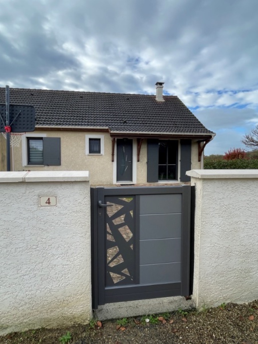 découvrez notre portail ensoleillé, un espace accueillant et lumineux qui transforme votre jardin en un véritable havre de paix. profitez des moments de détente en plein air tout en ajoutant une touche d'élégance à votre extérieur.