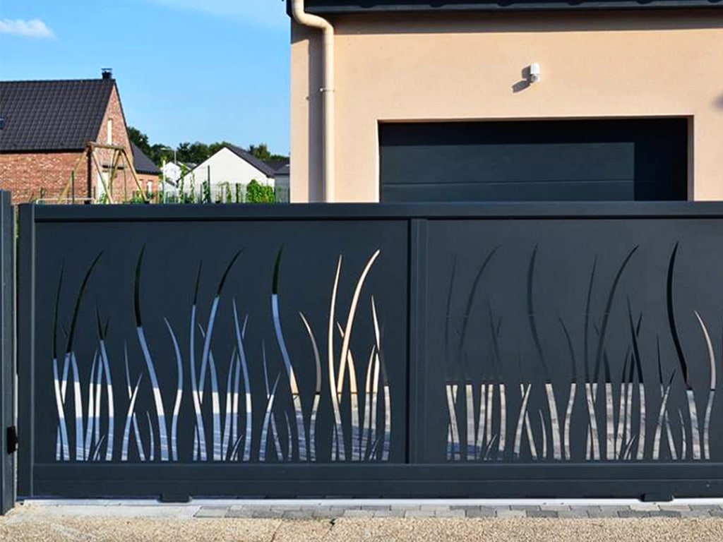 découvrez notre portail ensoleillé, votre accès parfait à un jardin lumineux et accueillant. profitez de moments de détente et d'évasion dans un espace harmonieux et bien éclairé, idéal pour les amoureux de la nature.