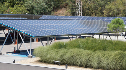 découvrez les prix des ombrières photovoltaïques pour optimiser votre espace tout en produisant de l'énergie renouvelable. comparez les différentes options et faites le choix qui conviendra le mieux à vos besoins et à votre budget.