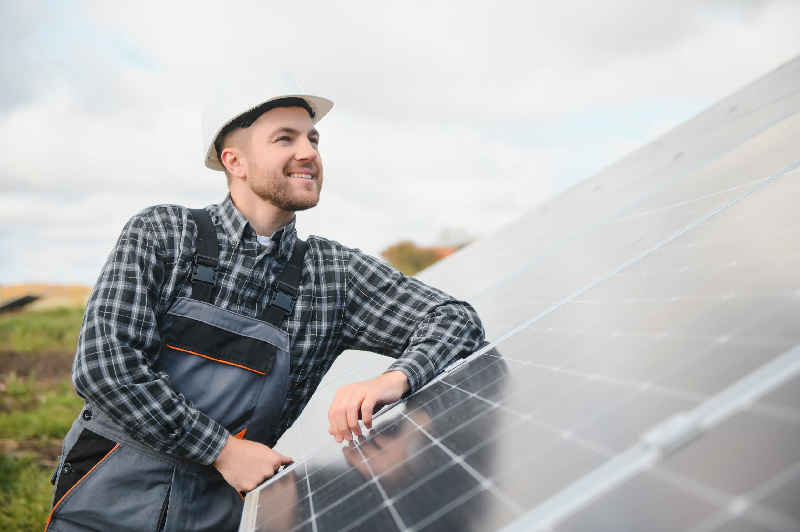 découvrez les prix des panneaux solaires en 2023 : comparez les offres, bénéficiez des aides financières et faites le choix idéal pour réduire votre facture d'électricité tout en préservant l'environnement.