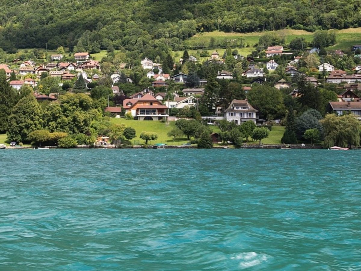 découvrez pv annecy, votre référence pour les services photovoltaïques de qualité à annecy. profitez d'une énergie propre et durable pour votre domicile ou votre entreprise grâce à nos solutions sur mesure. contactez-nous pour un devis personnalisé.