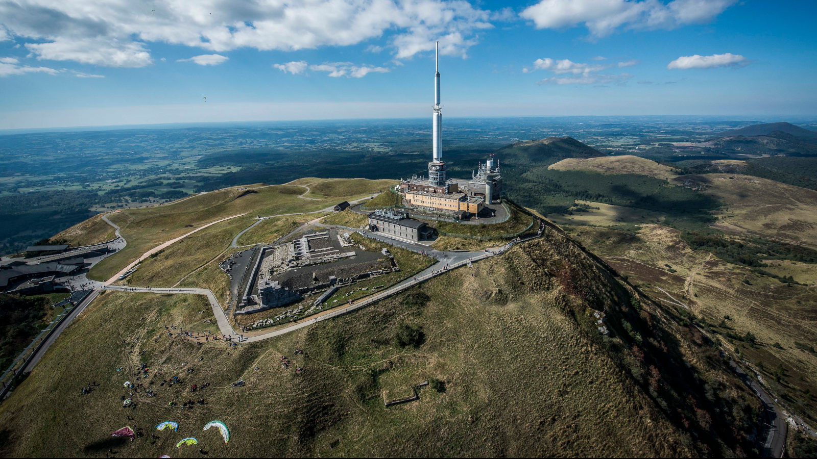 découvrez les merveilles du puy de dôme, un incontournable de la chaîne des puys en auvergne. explorez ses paysages époustouflants, ses sentiers de randonnée et ses activités en pleine nature, tout en admirant le panorama à couper le souffle depuis le sommet. idéal pour les amoureux de la nature et les passionnés d'aventures en extérieur.