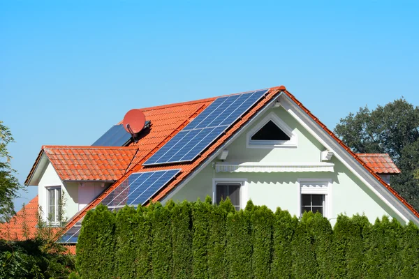 découvrez les risques associés aux installations photovoltaïques, notamment les problèmes de sécurité, les impacts environnementaux et les aspects législatifs à considérer pour une mise en œuvre efficace et durable.