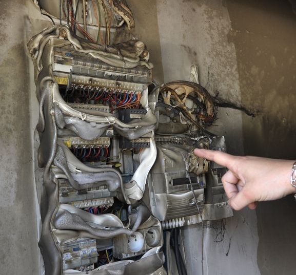 découvrez notre guide complet sur le schéma électrique consuel, essentiel pour garantir la conformité de vos installations électriques. apprenez à concevoir et à soumettre votre schéma pour obtenir l'attestation de conformité, vitale pour la sécurité de votre logement et pour respecter la réglementation en vigueur.