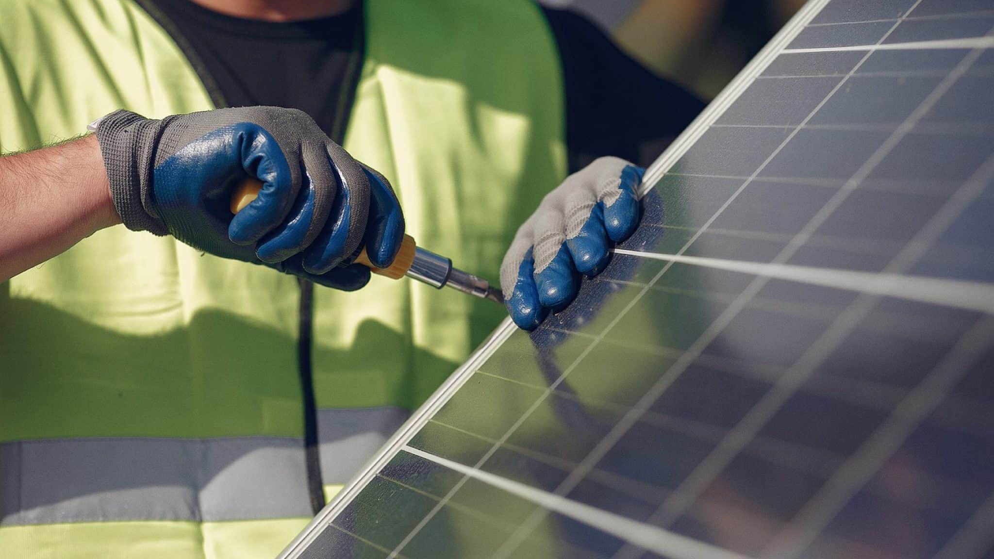 découvrez notre formation photovoltaïque complète qui vous permettra d'acquérir les compétences nécessaires pour concevoir, installer et maintenir des systèmes solaires. idéale pour les professionnels souhaitant se spécialiser dans les énergies renouvelables, cette formation allie théorie et pratique pour une maîtrise optimale de la technologie photovoltaïque.
